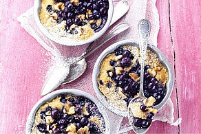 Pouding au pain aux bleuets sauvages et sauce au beurre