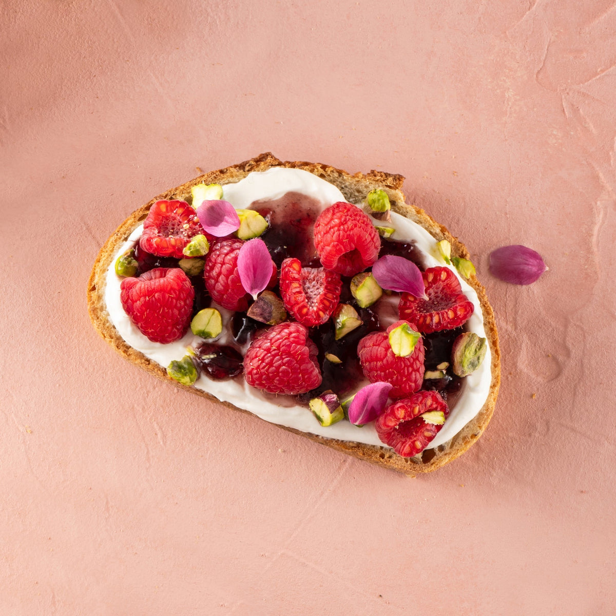Toast romantique aux bleuets & rose sauvage – Délices du Lac Saint-Jean
